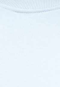 Ύφασμα ανοι χτό μπλε πουλόβερ με απαλό ύφασμα και ριμπ λαιμόκοψη. Διαθέτει ομοιόμορφο πλεκτό σχέδιο σε όλο το ύφασμα.