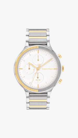 Silberne und goldene Edelstahl-Armbanduhr mit einem weißen strukturierten Zifferblatt, drei Hilfszifferblättern und einer Doppelzeit-Anzeige. Einfache Stundenmarkierungen.