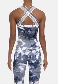 Niebieski i biały sportowy body z geometrycznym wzorem plastra miodu, z designem typu racerback i teksturowanym materiałem.