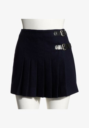 Minifalda negra plisada con dos correas de cuero con hebillas en el lado derecho, mostrada en una cintura y muslos superiores de un maniquí blanco.