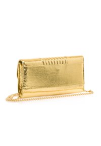 Bolso de mano metálico dorado con forma rectangular, superficie texturizada, bordes decorativos en la solapa y una correa de cadena dorada desmontable.