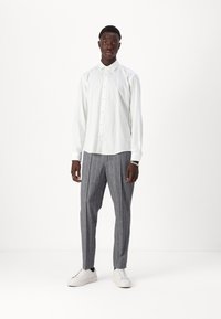 BOSS LIAM KENT - Formalna srajca - white