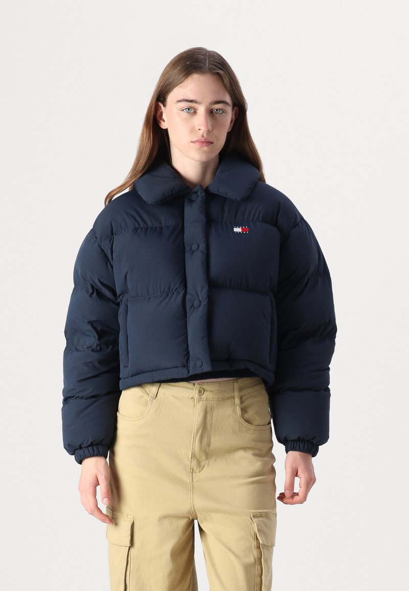 Tommy Jeans BADGE COLLAR PUFFER - Bunda z prachového peří - dark night navy
