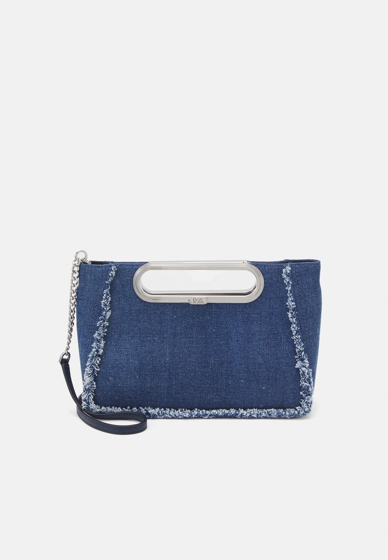 Pochette en denim bleu avec des bords effilochés, une poignée ovale argentée et une courte bandoulière à chaîne pour poignet sur fond blanc.