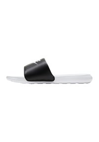 Sorte slidesandaler med en glatt, matt stropp og hvit polstret såle. Har et minimalistisk design med preget merkevare på stroppen.