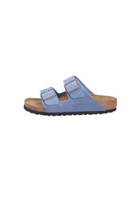 Sandali in pelle blu con due fibbie regolabili, plantare in sughero e suola in gomma nera texturizzata. Design piatto, stile aperto davanti.