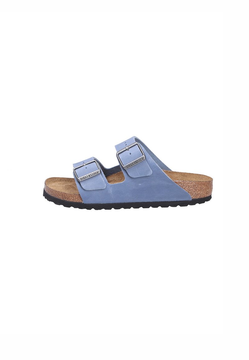 Sandali in pelle blu con due fibbie regolabili, plantare in sughero e suola in gomma nera texturizzata. Design piatto, stile aperto davanti.