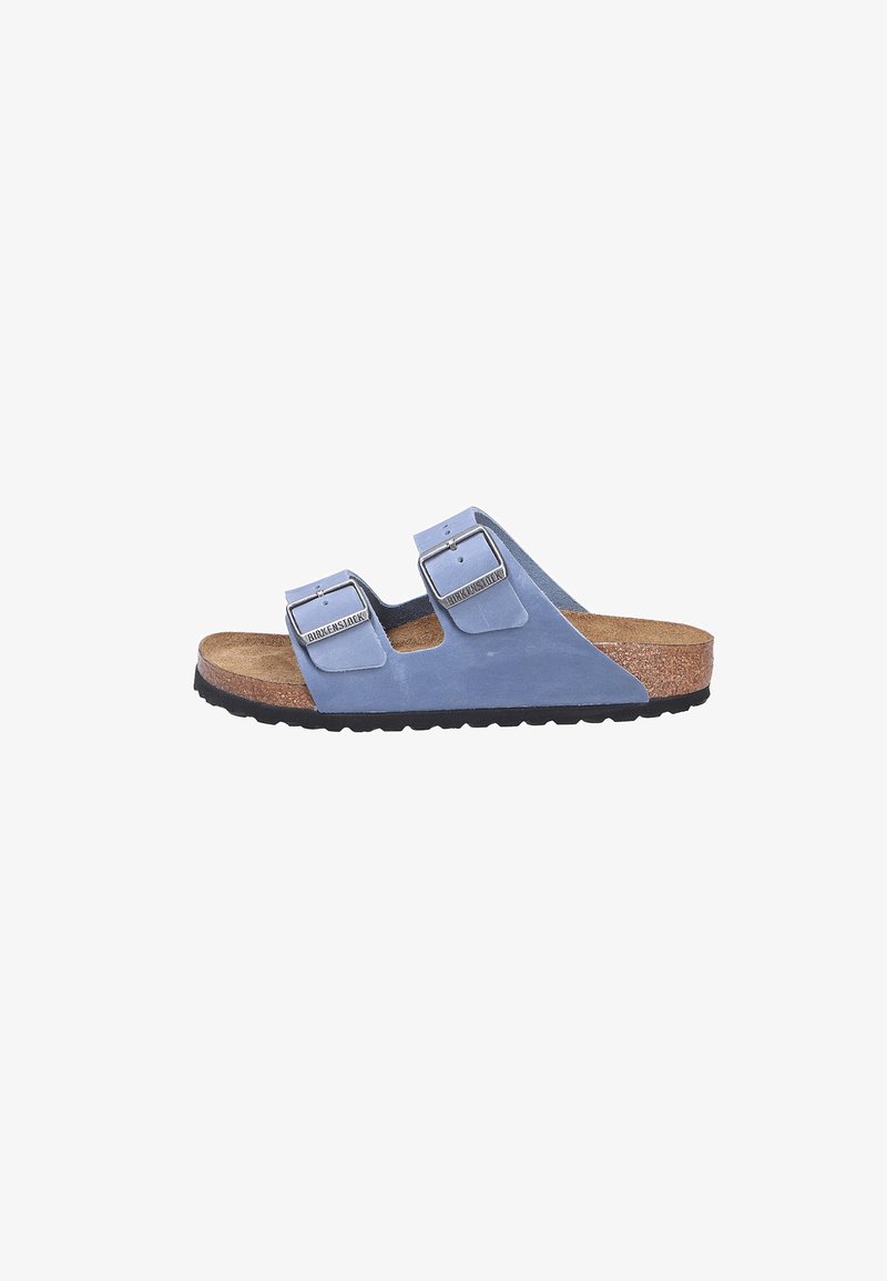 Blauwe leren sandalen met twee verstelbare gespen, kurken voetbed en textuur van zwart rubberen zool. Plat ontwerp, open teen stijl.