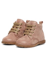 Růžové perforované kotníkové boty s zlatými šňůrkami, zaoblenou špičkou a texturou z umělé kůže. Obsahují zadní poutko pro snadné obouvání.