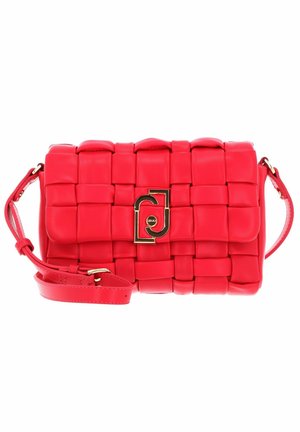 Sac bandoulière en cuir tressé rouge avec fermoir rectangulaire doré et sangle ajustable sur fond blanc.