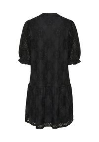 Svart spetsklänning med korta puffärmar, blommönster och en lager-på-lager fåll. Texturen är genomskinlig med fast foder under.