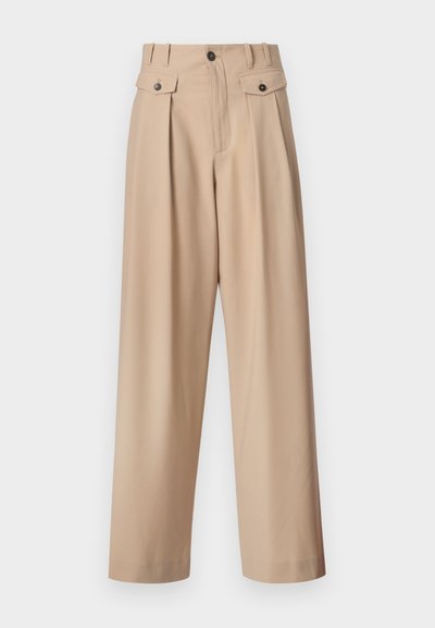 Μπεζ παντελόνι με ψηλή μέση και φαρδιά μπάρα, με πιέτες μπροστά, πλαϊνές τσέπες με καπάκι και κουμπιά, καθώς και θηλιές για ζώνη, πάνω σε λευκό φόντο.