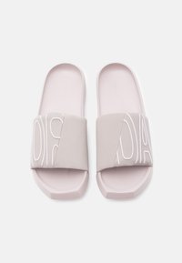 Gaiši rozā slaidu sandales ar platu jostu, kurai ir balti abstrakti izšuvumi, veidota kājiņu gulta un teksturēta zole ar saķeri.