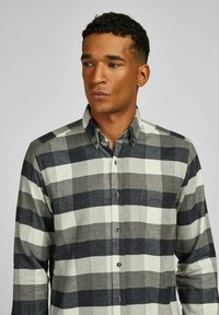 Grijze en witte geblokte flanellen overhemd met een button-down kraag, voorzien van een borstzak en subtiele textuur in de stof.