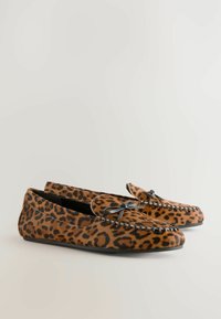 Mocassini con stampa leopardo realizzati in materiale morbido, con punta arrotondata, dettaglio a fiocco nero e cuciture decorative lungo i bordi.