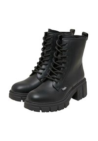 Stivaletti neri realizzati in pelle liscia, con suola spessa e dentellata, punta tonda e lacci frontali con occhielli in metallo.