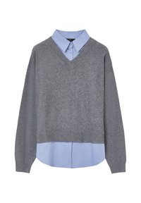 Maglione grigio cropped con scollo a V e maniche lunghe indossato sopra una camicia button-up azzurro chiaro. Presenta polsini e orlo a coste.