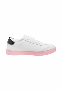 Weiße Leder-Sneaker mit pinkem Gummisohle und schwarzem Fersenakzent. Verfügt über eine Schnürung, eine Steppnaht und ein rundes Zehendesign.