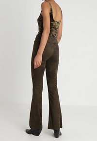 Honey Punch Tygbyxor - mottled olive