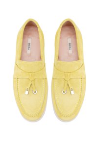 Gelbe Wildlederschlüpfschuhe mit einem gestickten Design, ausgestattet mit einem dekorativen Schnürungsdetail und einer weißen Gummisohle.