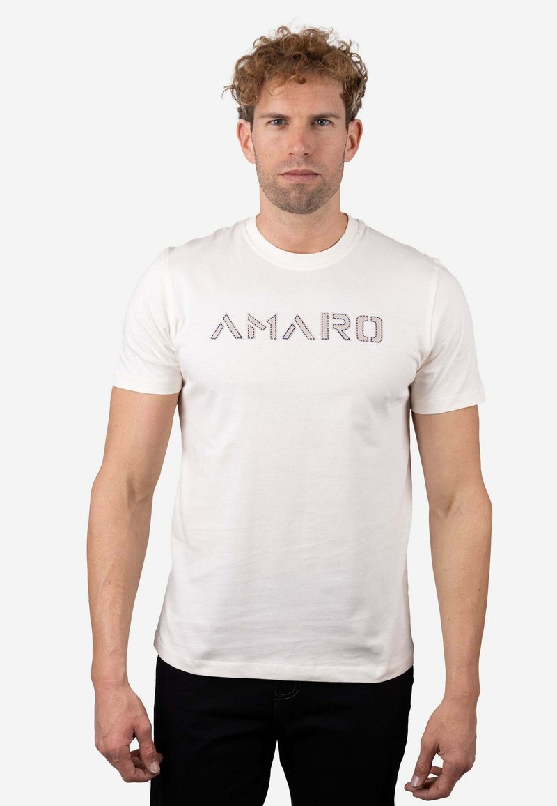 Camiseta blanca de algodón con un logo geométrico "AMARO" en un diseño contrastante. Mangas cortas y cuello redondo con una textura suave.