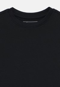 Μαύρο βαμβακερό t-shirt με στρογγυλή λαιμόκοψη, κοντά μανίκια και απαλή, λεία υφή. Απλός σχεδιασμός, χωρίς ορατά σχέδια ή διακοσμητικά στοιχεία.