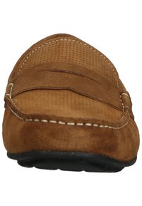 Brune mokkasiner i ruskind med en tekstureret overflade, en syet accentbånd og en gummisål. Designet har en rund tå og minimal detalje.