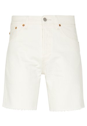 Białe szorty z denimu z postrzępionym wykończeniem, pięciokieszeniowym fasonem, metalowym guzikiem i miedzianymi nitami. Gładka tekstura, prosty krój.