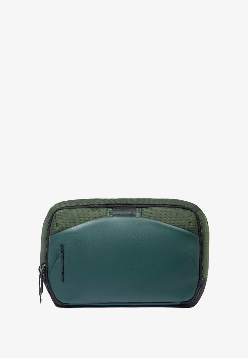 Funda verde con cremallera, parte superior de tela texturizada, sección inferior de cuero liso y cremallera resistente. Logo destacado en el lateral.