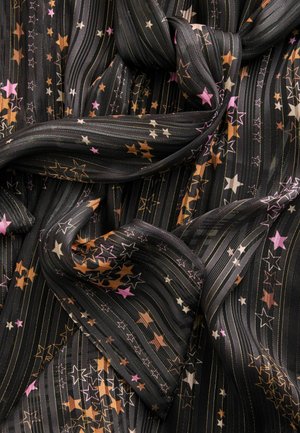 Čierna látka s vertikálnymi pruhmi a viacfarebnými hviezdami v ružovej, oranžovej a bielej farbe. Hladká textúra s jemným leskom.