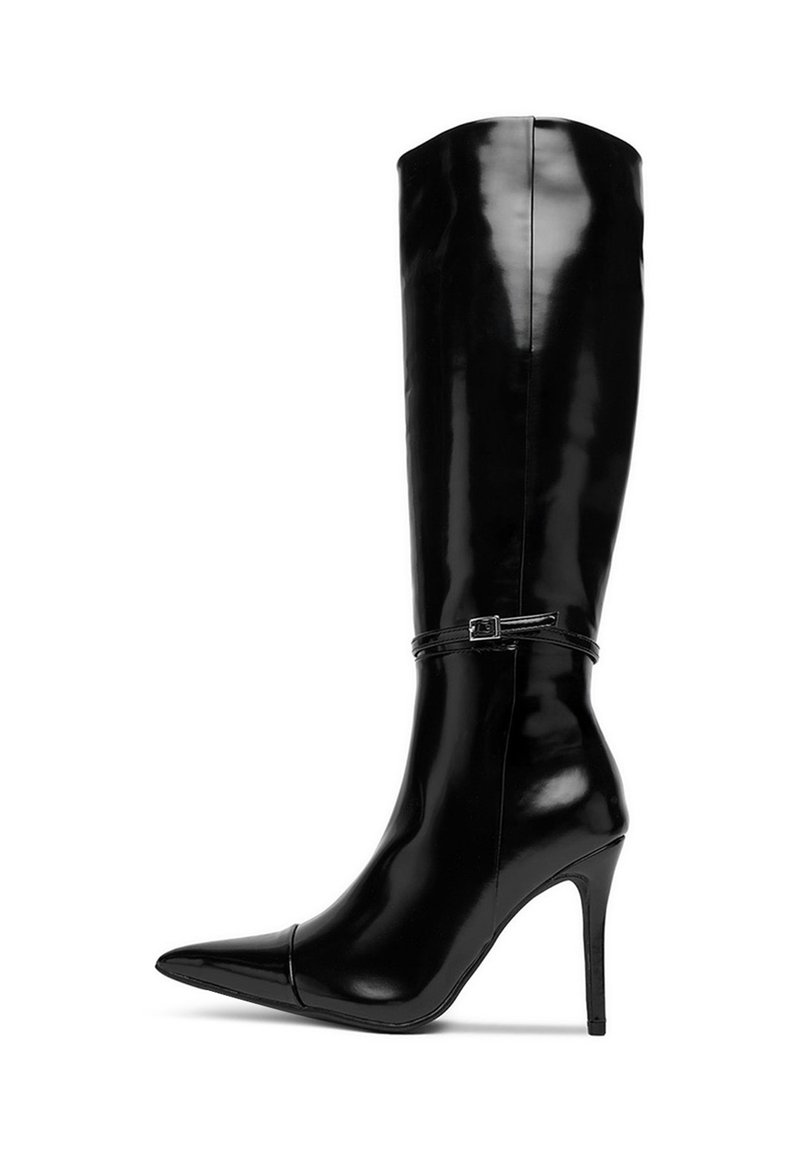 Czarne lakierowane botki do kolan z ostrym czubkiem, wysokim obcasem w kształcie szpilki i ozdobnym paskiem wokół kostki.