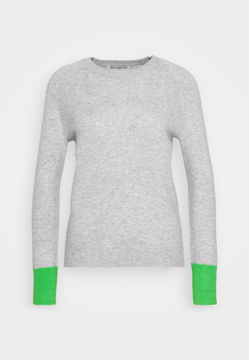 Pull en maille gris clair à manches longues avec des poignets verts vifs et un col rond sur un fond uni.