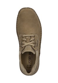 Beżowe zamszowe buty z okrągłym noskiem, teksturowaną powierzchnią i dekoracyjnym przeszyciem. Posiadają płaskie sznurówki i dodatkową szerokość dla komfortu.