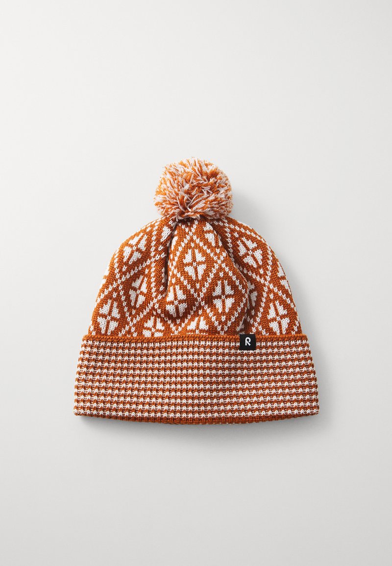 Oranžinė kepurė su balta deimanto raštu ir pom-pomu viršuje. turi tekstūruotą kraštą su langelių dizainu. Prisegtas nedidelis logotipas.