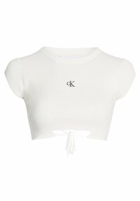 Tricou alb scurt, confecționat dintr-un material cu diafragmă, având un decolteu rotund, mâneci scurte și un detaliu legat în față, cu un mic logo al mărcii.