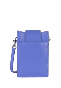 Borsa a tracolla in pelle blu con forma rettangolare, chiusura a patta superiore, tasca frontale piatta e tracolla regolabile. Texture liscia, hardware minimale.