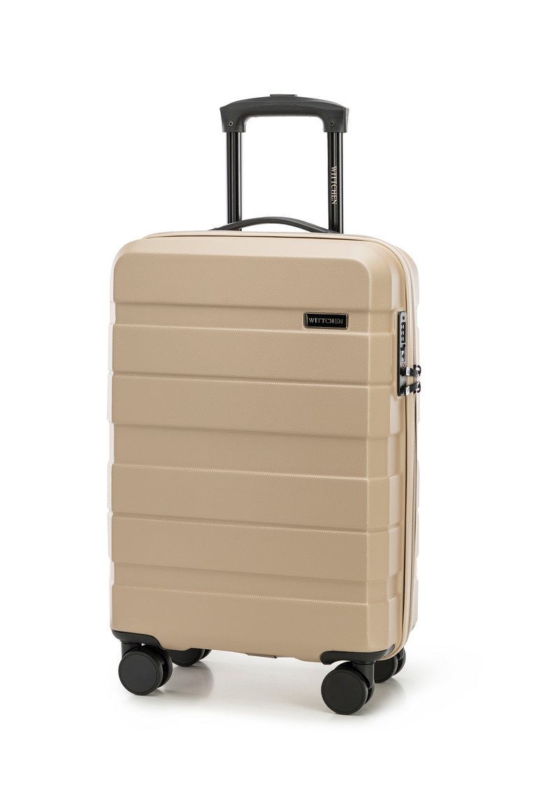 Valigia rigida beige con finitura texturizzata, dotata di manico retrattile, quattro ruote nere e una serratura a combinazione.