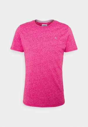 T-shirt rose vif à manches courtes, col rond avec petit logo sur la poitrine gauche et détail rayé à l’intérieur du col.