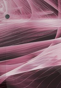 Design astratto con linee morbide e ondulate in diverse sfumature di rosa su uno sfondo scuro; un piccolo dettaglio circolare nero a sinistra.