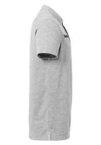 Grå kortærmet polo-shirt med krave, prydet med et sort logo på venstre bryst, lavet af struktureret bomuldsstof, med sidelæg.