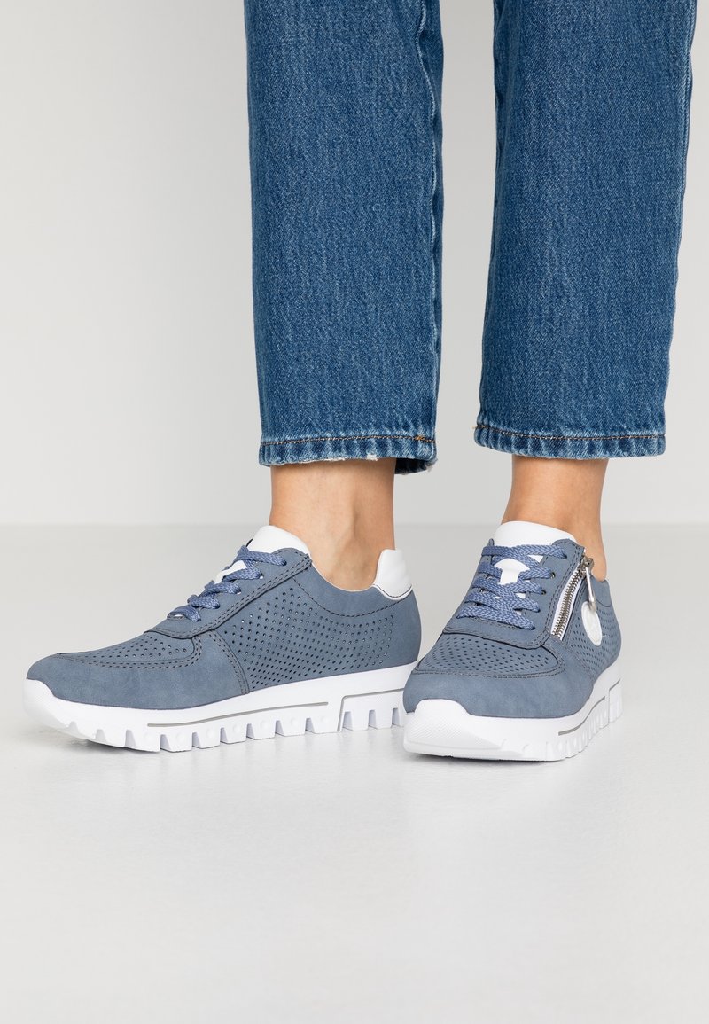 Baskets en daim bleu avec des accents blancs, design perforé, fermeture à lacets et une fermeture éclair latérale. Semelle épaisse en caoutchouc blanc.