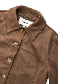 Chaqueta marrón texturizada con cuello tipo solapa, que presenta un patrón de cocodrilo, cierres de botón y una etiqueta de marca en el interior.