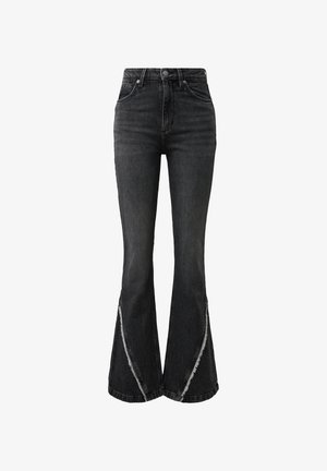 Jean denim noir taille haute avec jambes évasées et coutures diagonales effilochées près du bas sur fond blanc.
