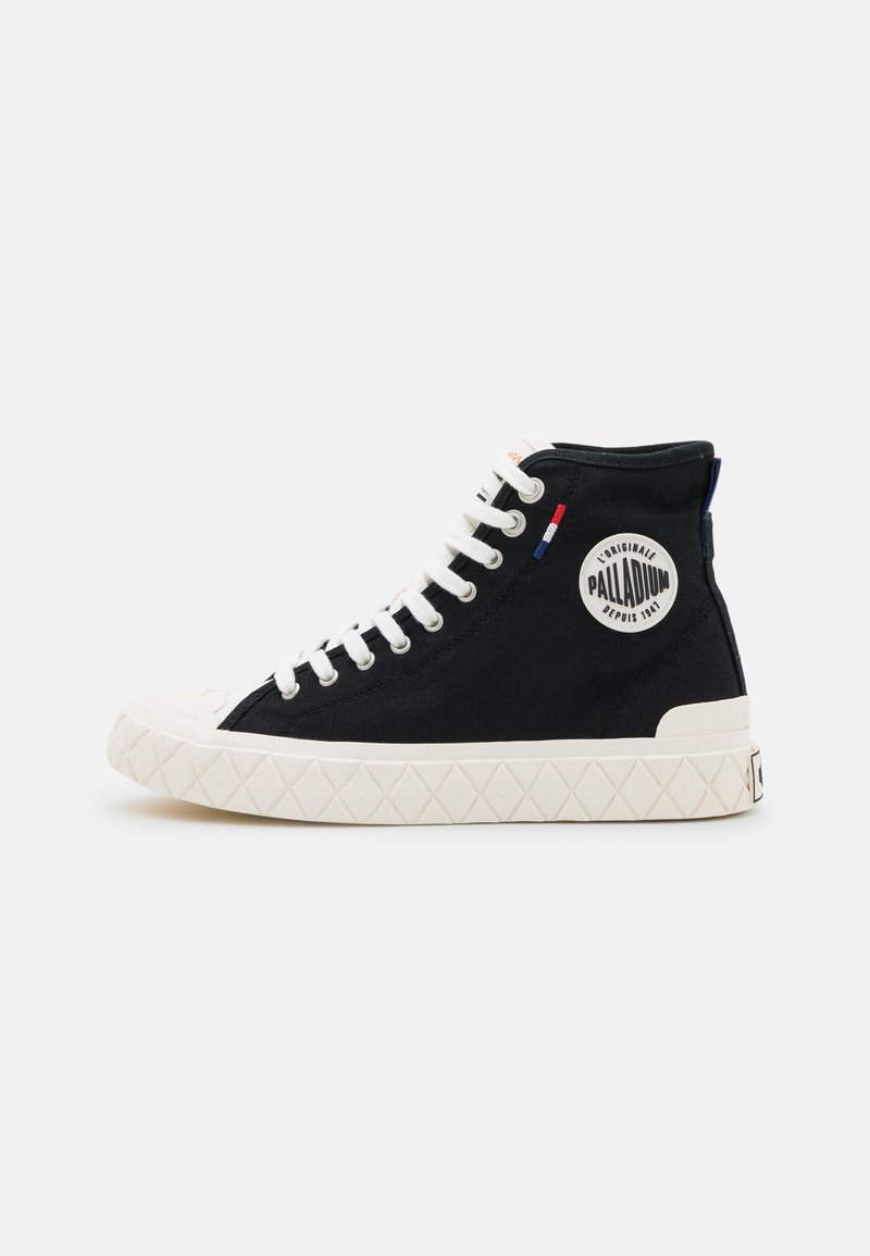 Basket haute noire en toile, avec une semelle en caoutchouc blanc à motif en diamant, des lacets et un patch logo circulaire.