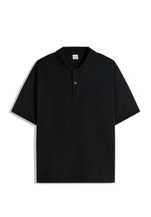 Zwart poloshirt van katoen met korte mouwen, een drieknopsbies en een platte kraag. Eenvoudig, effen kleur zonder patronen of accenten.