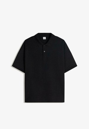 Zwart poloshirt van katoen met korte mouwen, een drieknopsbies en een platte kraag. Eenvoudig, effen kleur zonder patronen of accenten.