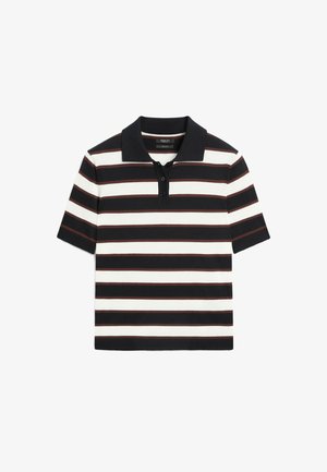 Polo a maniche corte con righe orizzontali nere, bianche e marroni e colletto nero con tre bottoni.