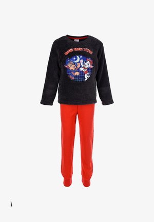 Ensemble de pyjama en polaire comprenant un haut noir avec le motif "Bonne nuit les chiots" et un pantalon rouge. Texture douce, manches longues et poignets élastiques sur le pantalon.
