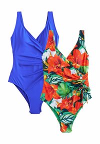 Deux maillots de bain : l'un est bleu uni avec un design de tissu croisé ; l'autre a un motif floral tropical multicolore avec des détails froncés et des liens ajustables.