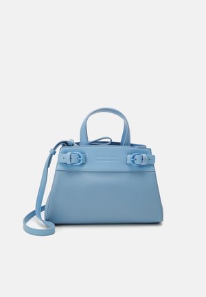 Jasnoniebieska, strukturalna torebka z podwójnymi górnymi uchwytami, regulowanym paskiem na ramię, detalami z klamrami i wytłoczonym logo "Armani Exchange Milano Edition".